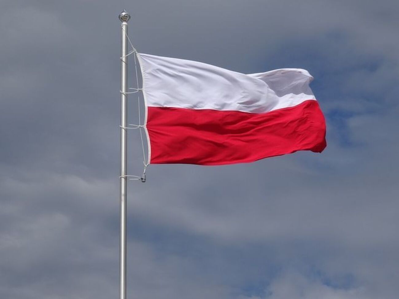 Польський Сенат схвалив закон у ніч на 1 лютого, президент Анджей Дуда підписав його 6 лютого