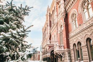 У НБУ коливання гривні вважають природними