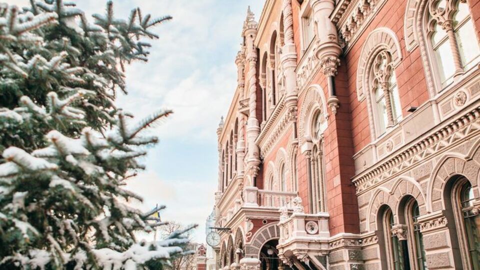 У НБУ коливання гривні вважають природними