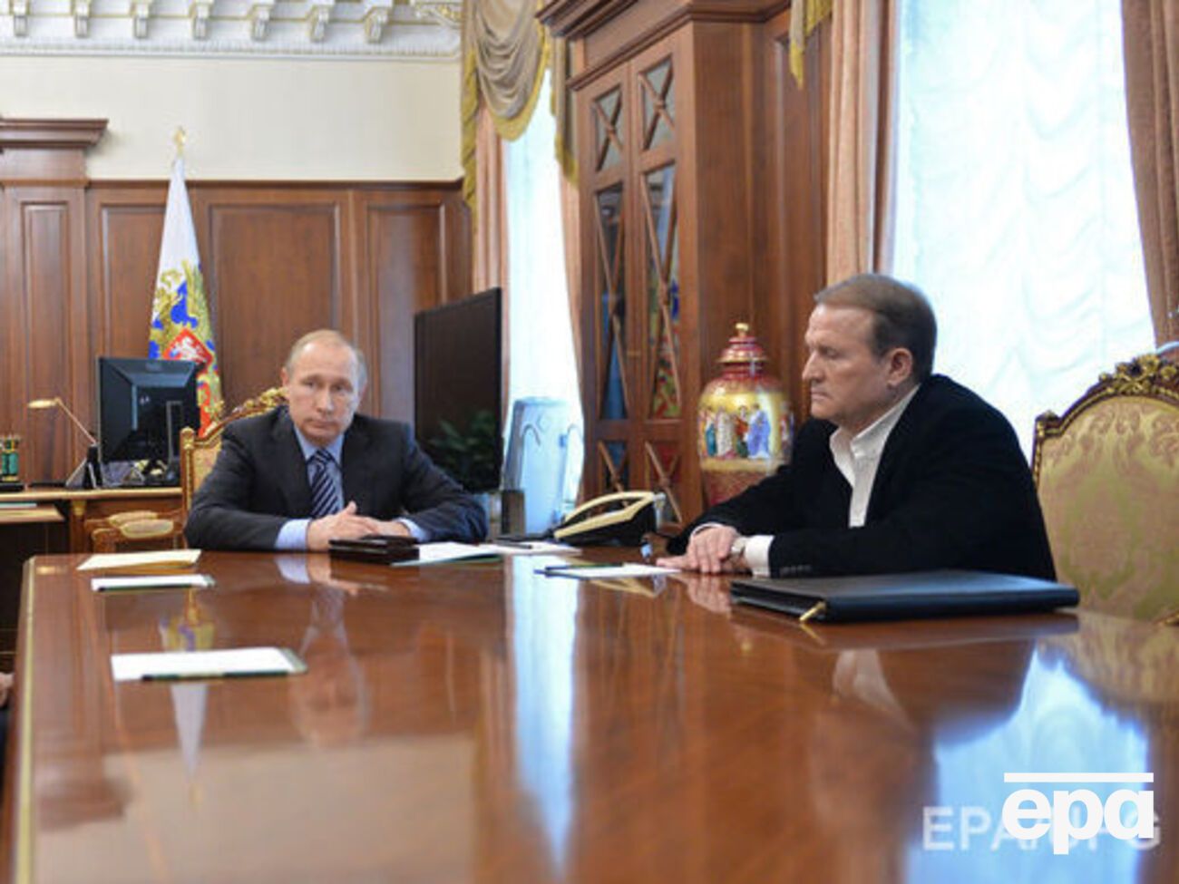 По данным СМИ, Медведчук (справа) является кумом Путина