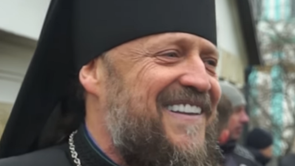 Отець Гедеон не заперечує наявності дорогих автомобілів