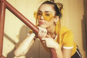 Сайрус поделилась ню-снимками