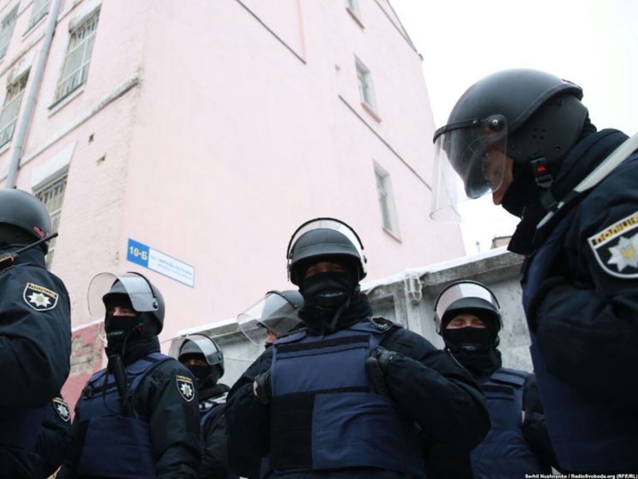 У здания суда усилены наряды полиции и Нацгвардии