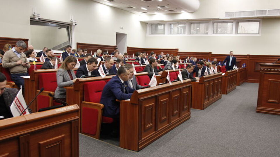 Рішення про заборону політичної агітації в школах підтримало 66 депутатів Київради