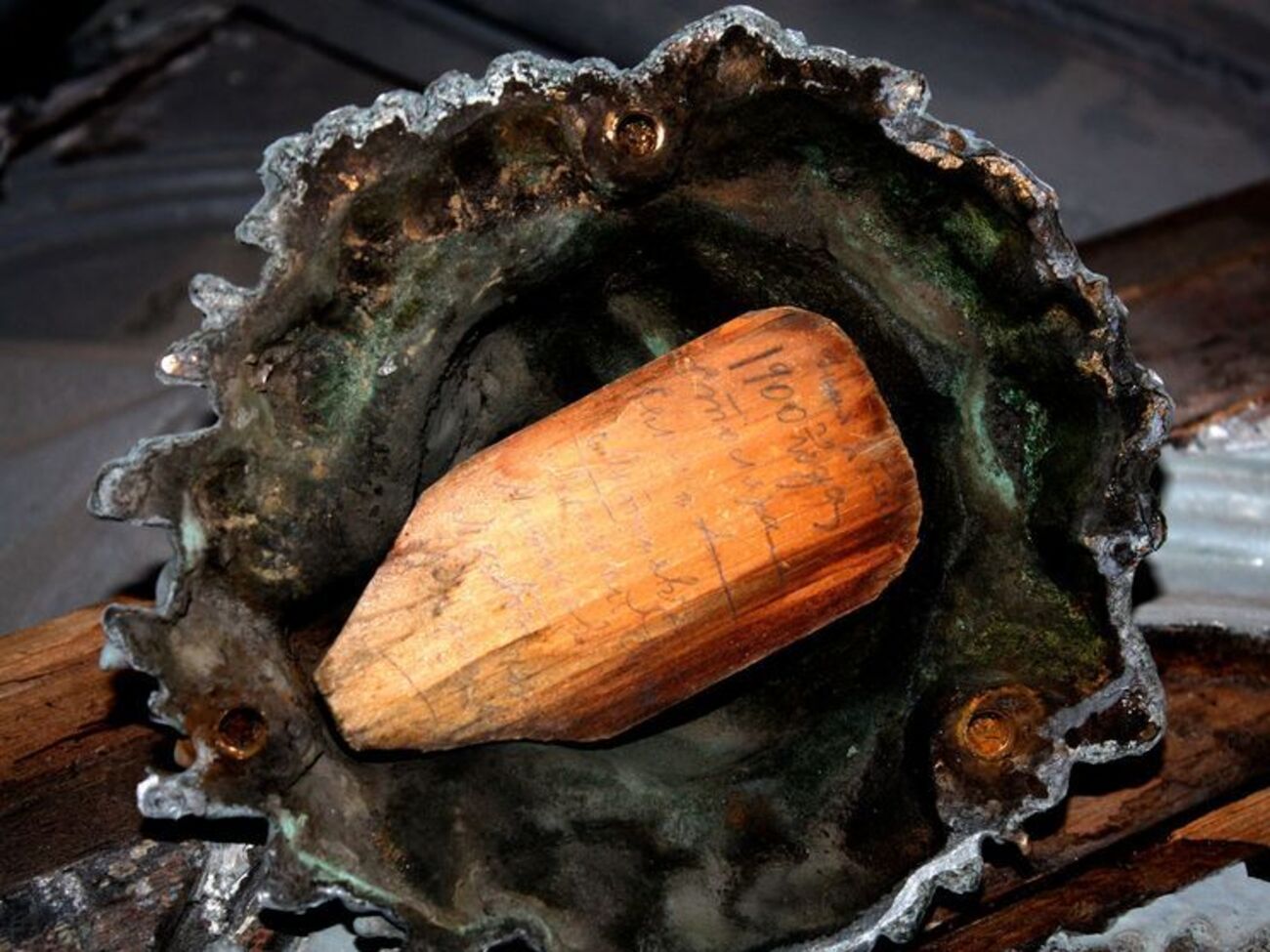 Реставраторы нашли записку с текстом:&nbsp;"Июня 25-го 1900 года столяра Семенъ Антоновъ, Алексей Антоновъ, Яковъ Р...ды"