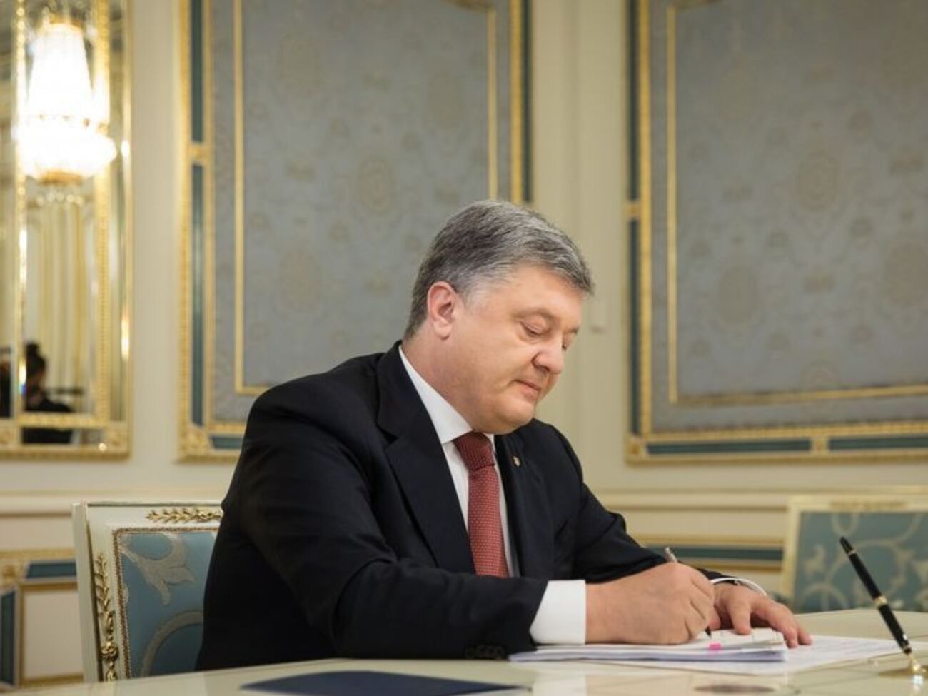 Президент доручив забезпечити призов Кабінету Міністрів та обласним адміністраціям