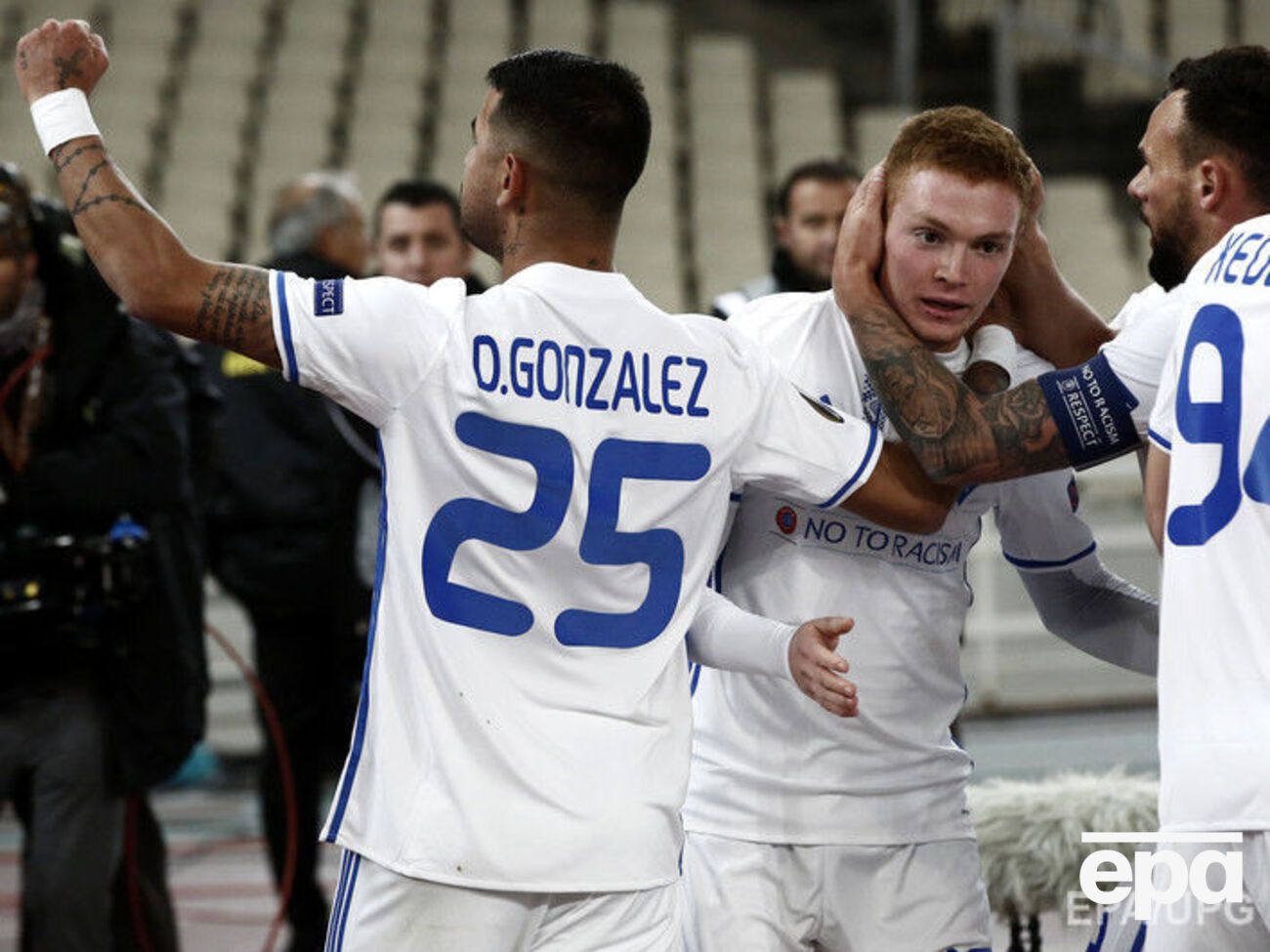 Цыганков (лицом в кадр) забил на 19-й минуте