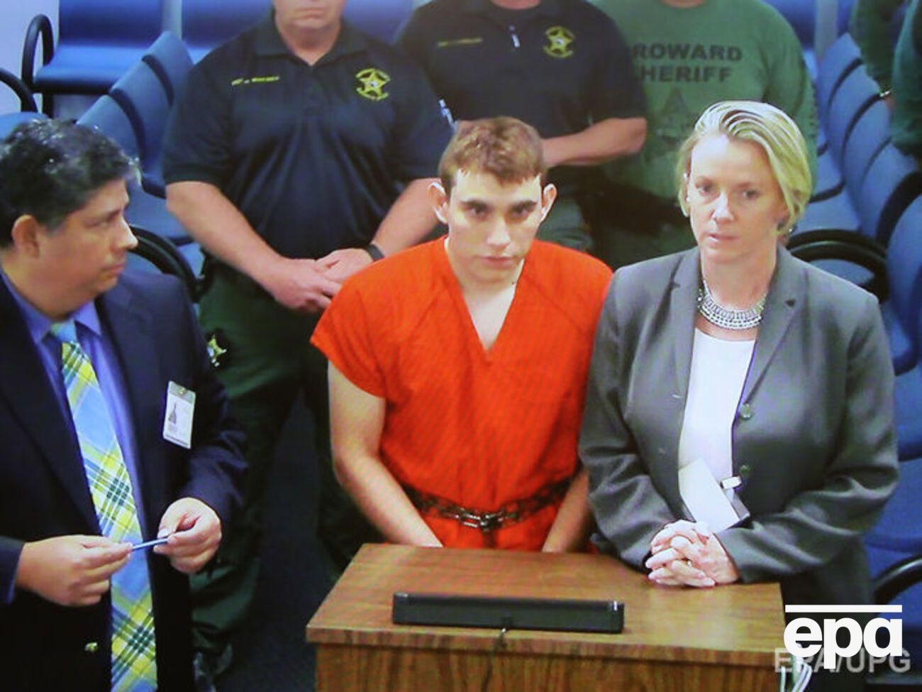 Круз (в центре) убил 17 человек