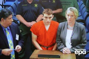 Круз (в центре) убил 17 человек