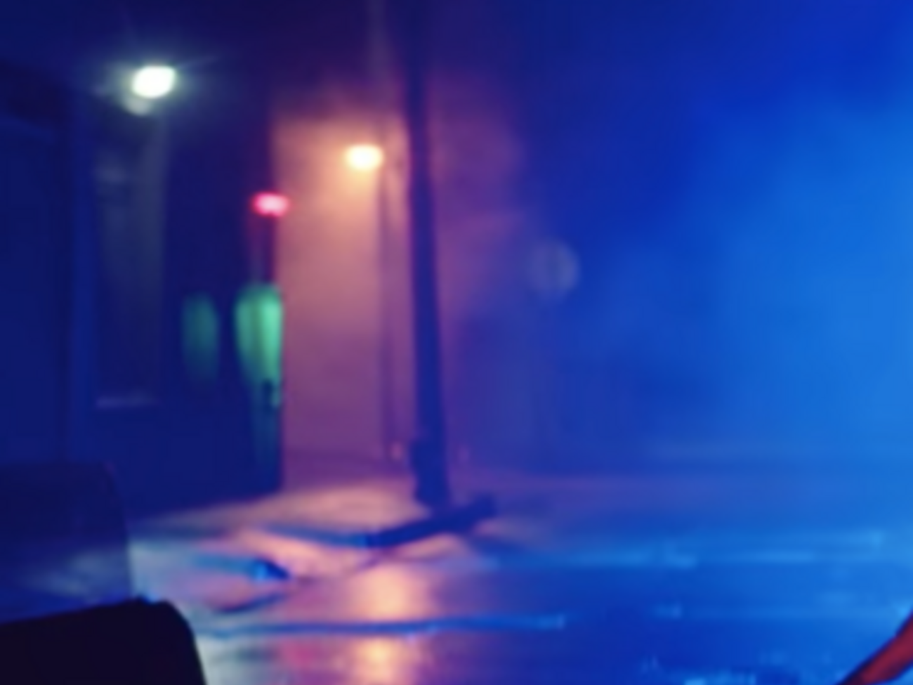 Ролик знято в естетиці 1990-х років