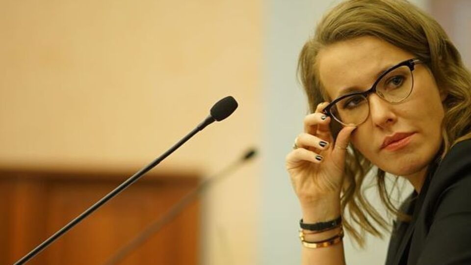 Собчак: Наконец-таки напечатали тираж нашего агитационного журнала. На дорогой бумаге, денег не пожалели