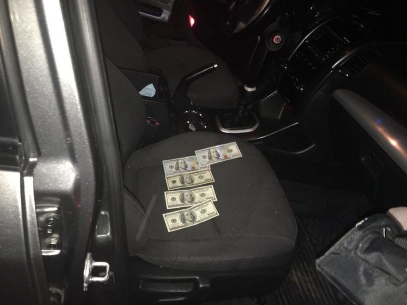 Чиновников задержали при получении $500