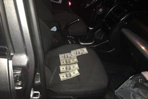 Чиновников задержали при получении $500