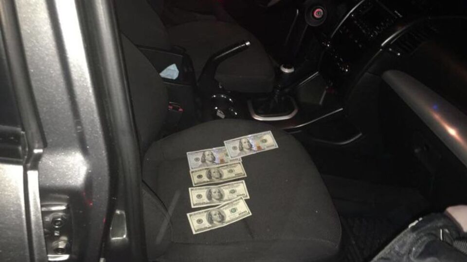 Чиновників затримали під час отримання $500