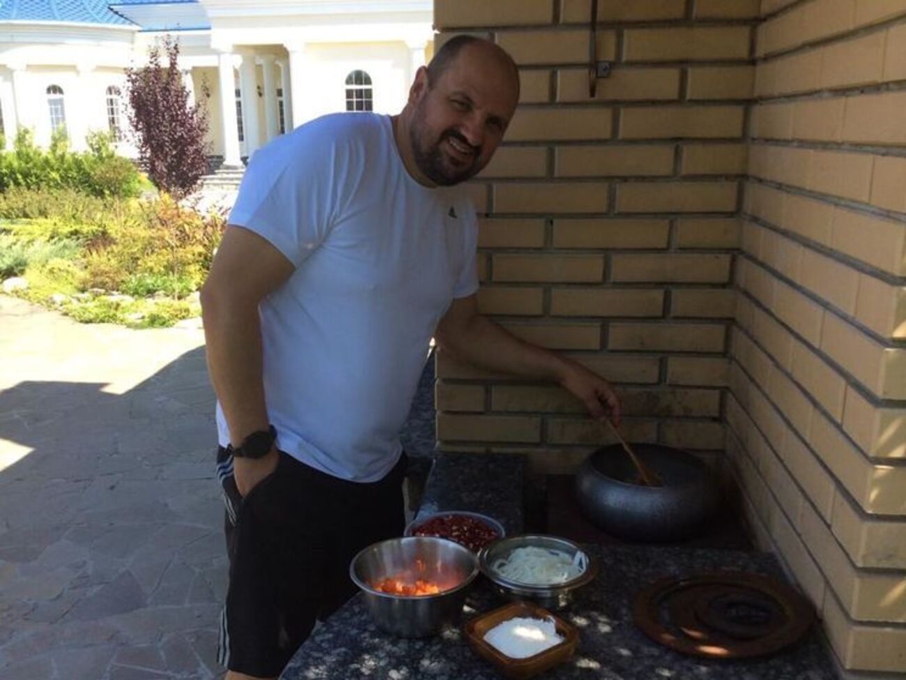 Расследование началось с задержания охранника Розенблата (нардеп на фото)