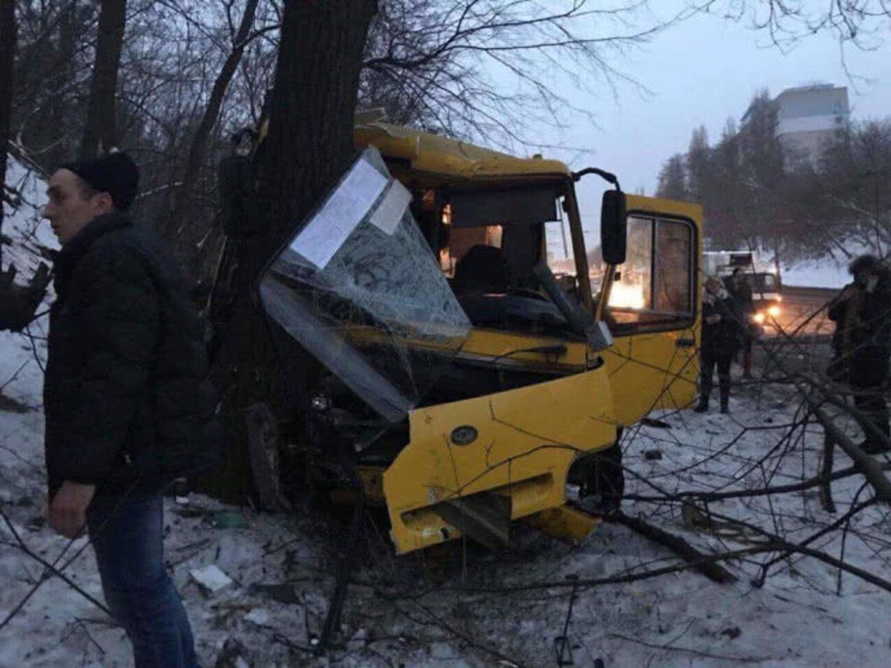 Одна з маршруток врізалася в дерево