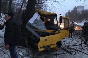 Одна з маршруток врізалася в дерево