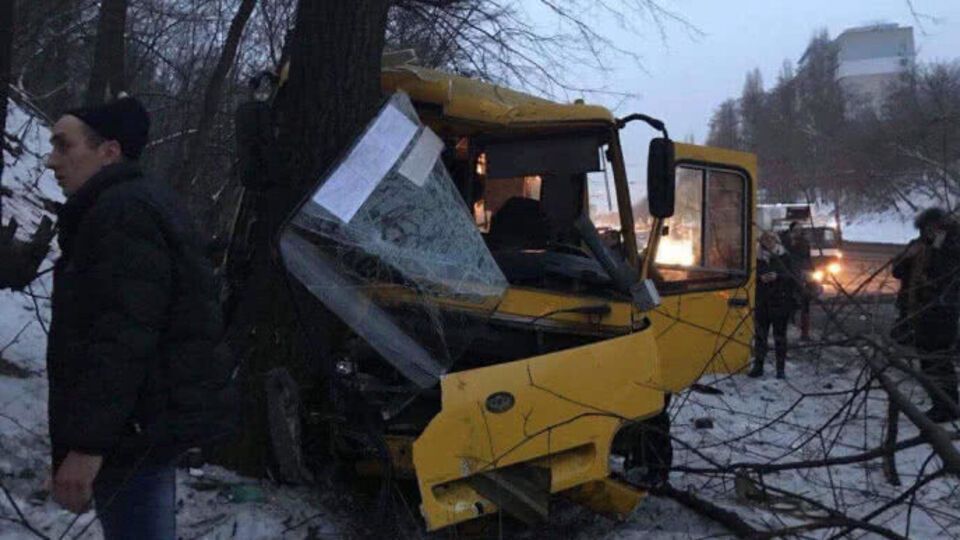Одна з маршруток врізалася в дерево
