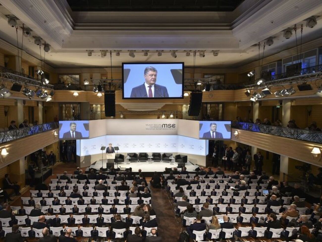 Порошенко: Посмотрите на кибератаки, направленные не только на избирательные кампании, но и на нашу критическую инфраструктуру