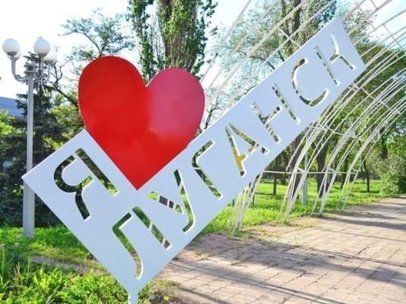 Неделяєв зазначає, що українського в Луганську нічого немає