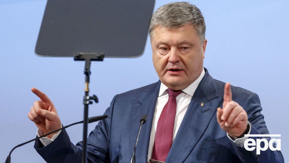 Порошенко: Російські кулі націлені на наші символи
