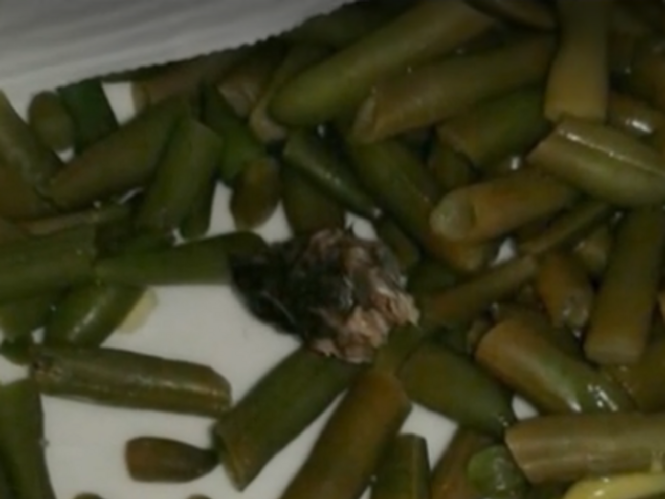 Львовянка не сразу обнаружила голову грызуна в упаковке