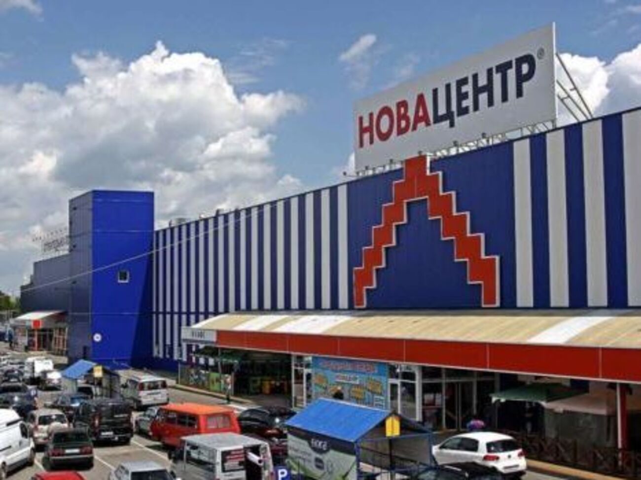 По информации журналистов, руководство "Руслайн Ко" активно участвует в деятельности гипермаркетов "Новацентр К" в оккупированном Крыму