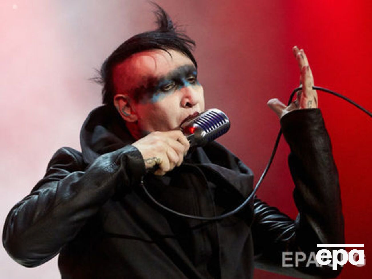 Йи: Во&nbsp;время съемок последнего сезона "Доктора Хауса" Мэнсон пришел на&nbsp;съемочную площадку, поскольку являлся большим фанатом шоу