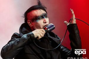 Йи: Во время съемок последнего сезона "Доктора Хауса" Мэнсон пришел на съемочную площадку, поскольку являлся большим фанатом шоу