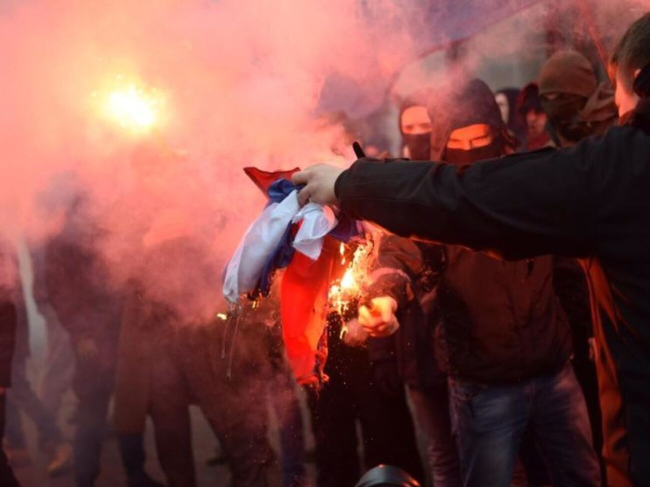 "ФСБ не место в Украине". Националисты из С14 разгромили офис Россотрудничества в Киеве и сожгли российский флаг. Фоторепортаж