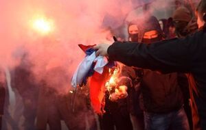 "ФСБ не место в Украине". Националисты из С14 разгромили офис Россотрудничества в Киеве и сожгли российский флаг. Фоторепортаж