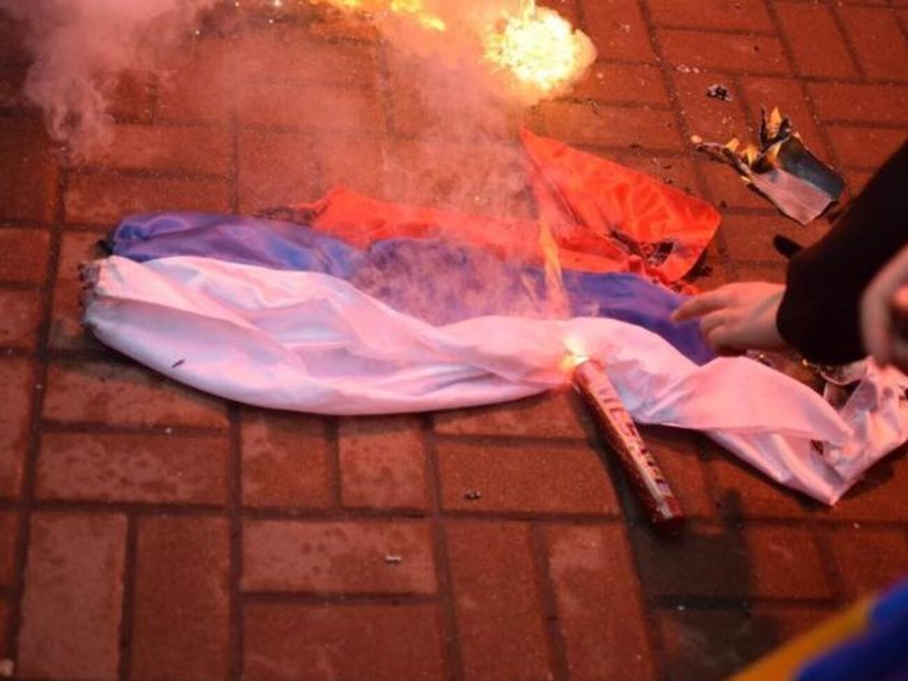 Члены С14 сожгли флаг РФ