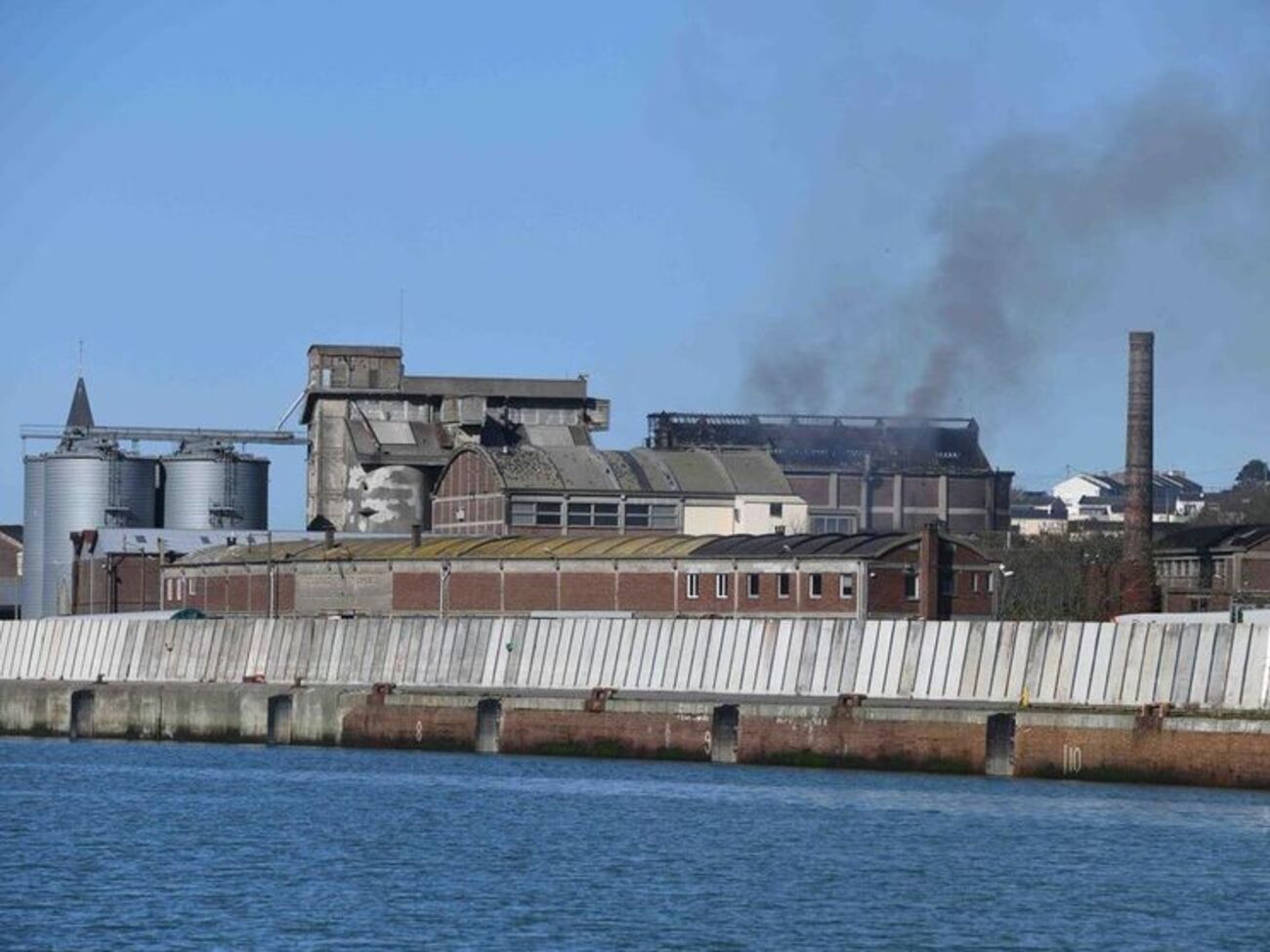 На місці події працювали приблизно 40 пожежних, рятувальники й поліція