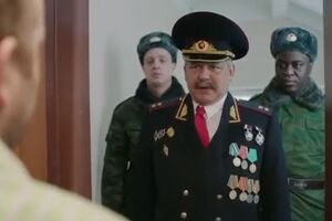 Героя ролика намагаються призвати в армію: повістку йому приносять кілька військових, зокрема темношкірий, який має уособлювати негативні зміни в Росії через неявку на вибори