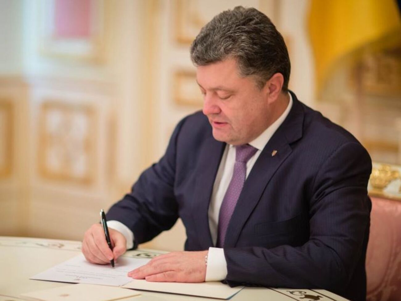Порошенко: Только что подписал закон, который позволяет назначение досрочной пенсии по возрасту членам семей героев Революции достоинства