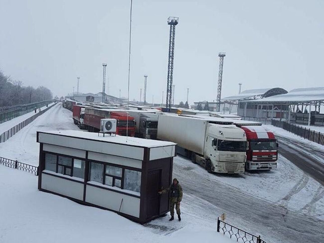 Держприкордонслужба: Від осіб, що подорожують із Росії, стало відомо, що пропуск вантажних транспортних засобів не здійснюється через несправність рентгенівського обладнання