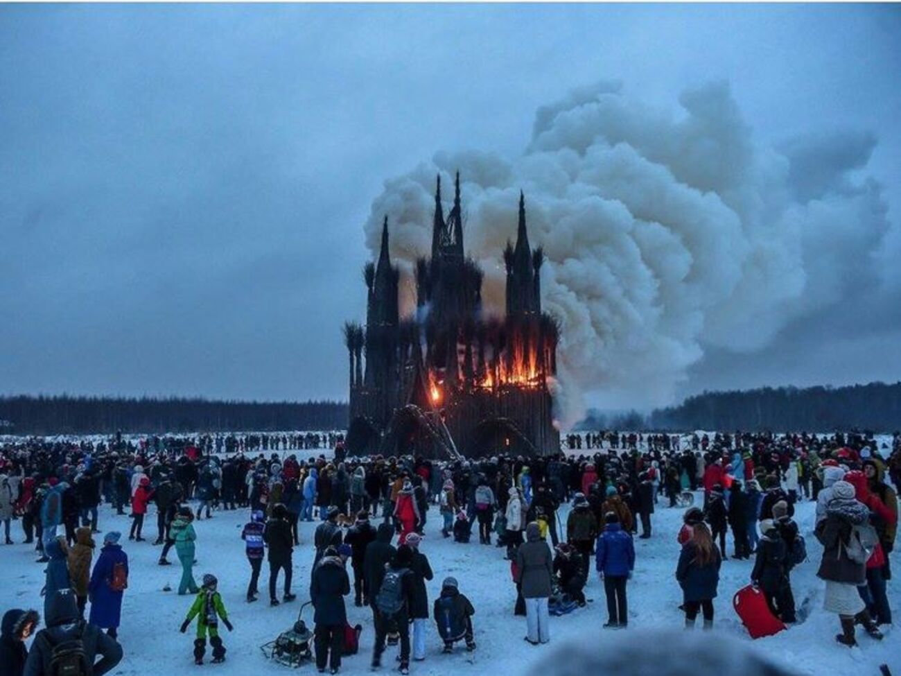 30-метровый макет готического храма сделали из веток и мусора