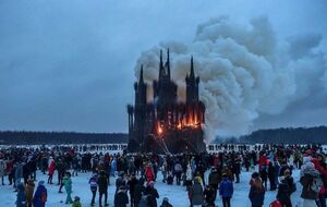 30-метровый макет готического храма сделали из веток и мусора