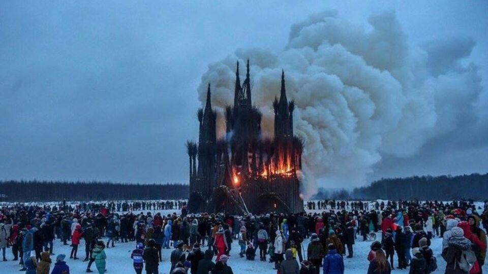 30-метровий макет готичного храму зробили з гілок і сміття
