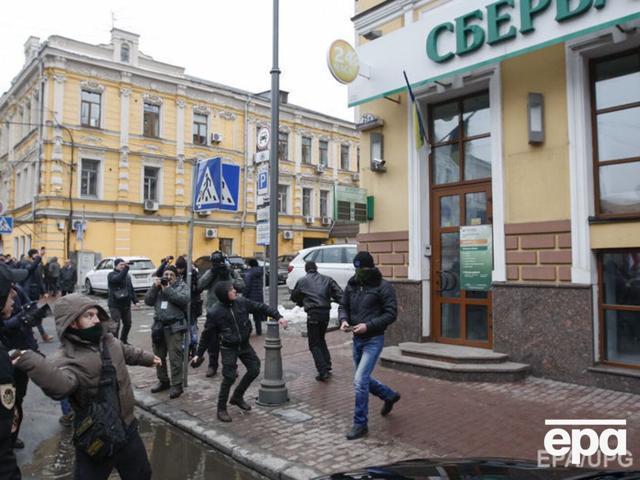 Активисты движения ОУН напали на "Сбербанк"