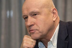 Рыбачук: На Майдане меня больше всего все-таки поразил дух студентов. Идет дождь. Они сидят на бетоне, в плащах из целлофана. Словно воробушки. Им по 17-18 лет. И я понимал, что они не уйдут