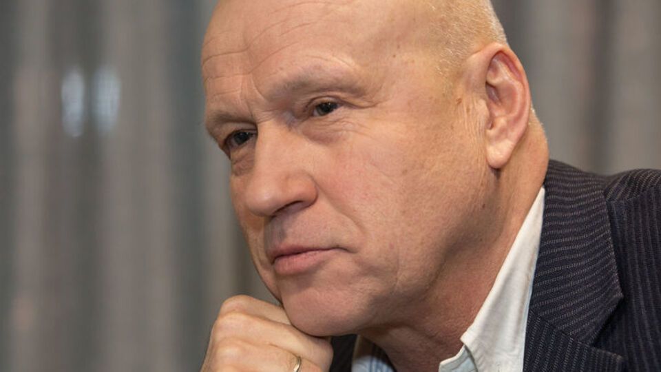 Рыбачук: На Майдане меня больше всего все-таки поразил дух студентов. Идет дождь. Они сидят на бетоне, в плащах из целлофана. Словно воробушки. Им по 17-18 лет. И я понимал, что они не уйдут