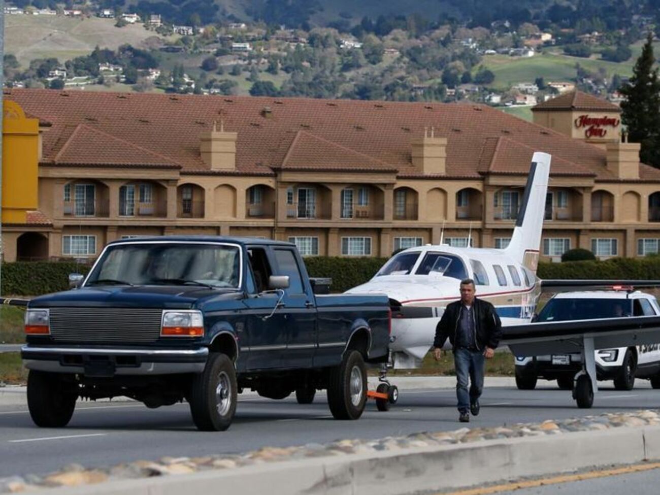 Літак сів на шосе