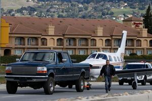 Літак сів на шосе