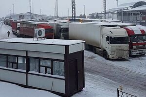 В Госпогранслужбе Украины надеются до конца 19 февраля разгрузить очереди из грузовиков на границе с РФ