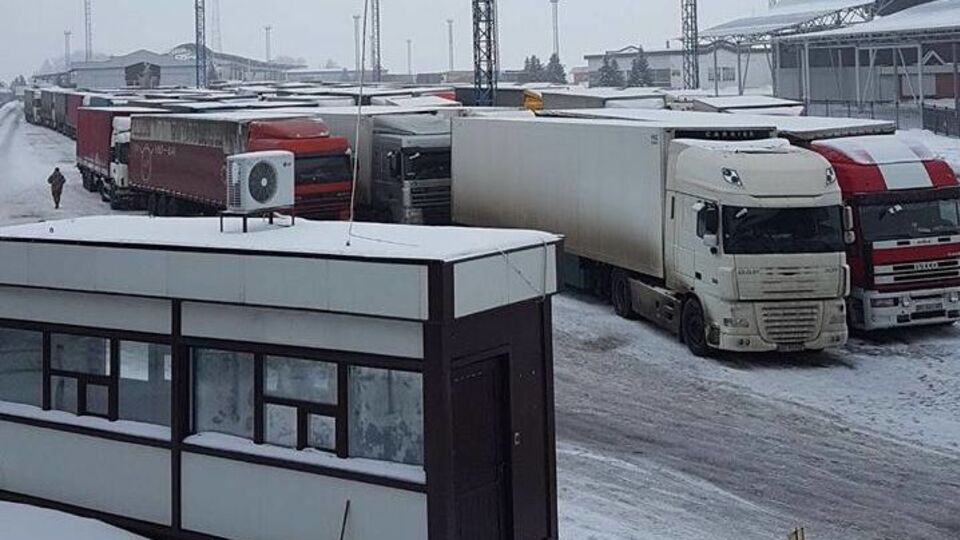 В Госпогранслужбе Украины надеются до конца 19 февраля разгрузить очереди из грузовиков на границе с РФ