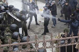 15 февраля под Соломенским судом ранили полицейского