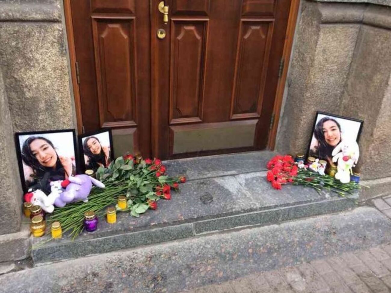 Портреты&nbsp;Насырлаевой возле входа в ректорат университета