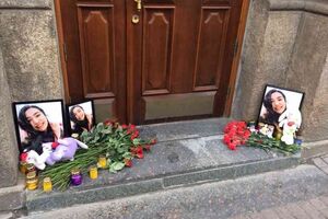 Портрети Насирлаєвої біля входу в ректорат університету