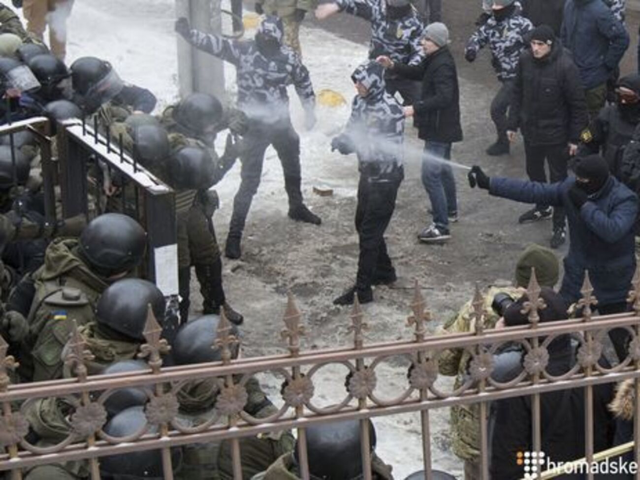 Унаслідок зіткнень під Солом'янським судом 15 лютого було поранено поліцейського